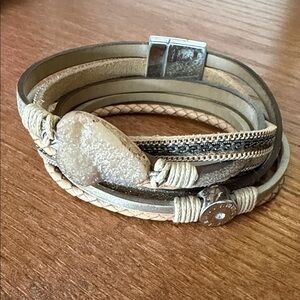 Elegant Beige Leather Bracelet